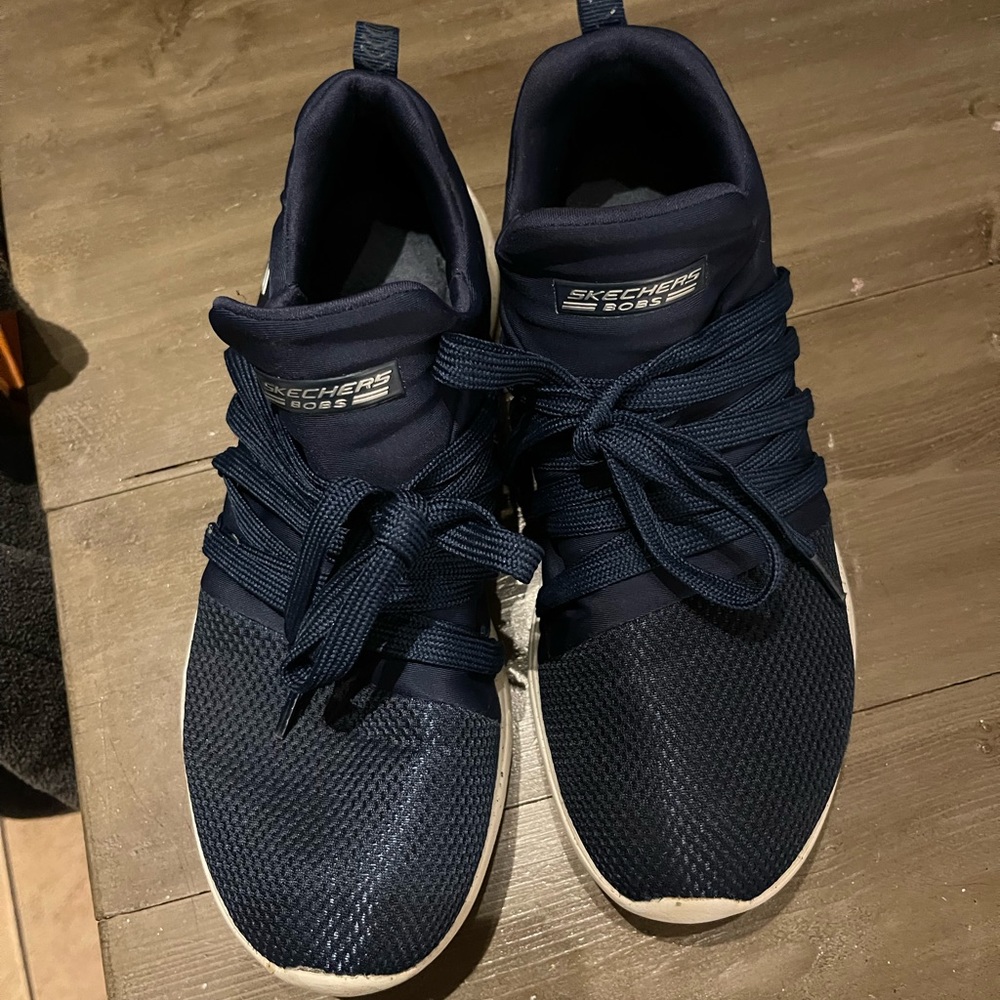 Sketchers tennis shoes